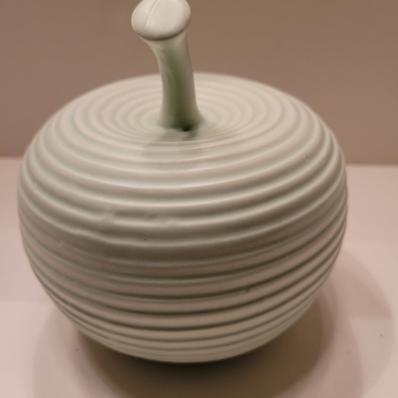 Turtleking Ceramic Ribbed Apple. - Picture 2 of 6